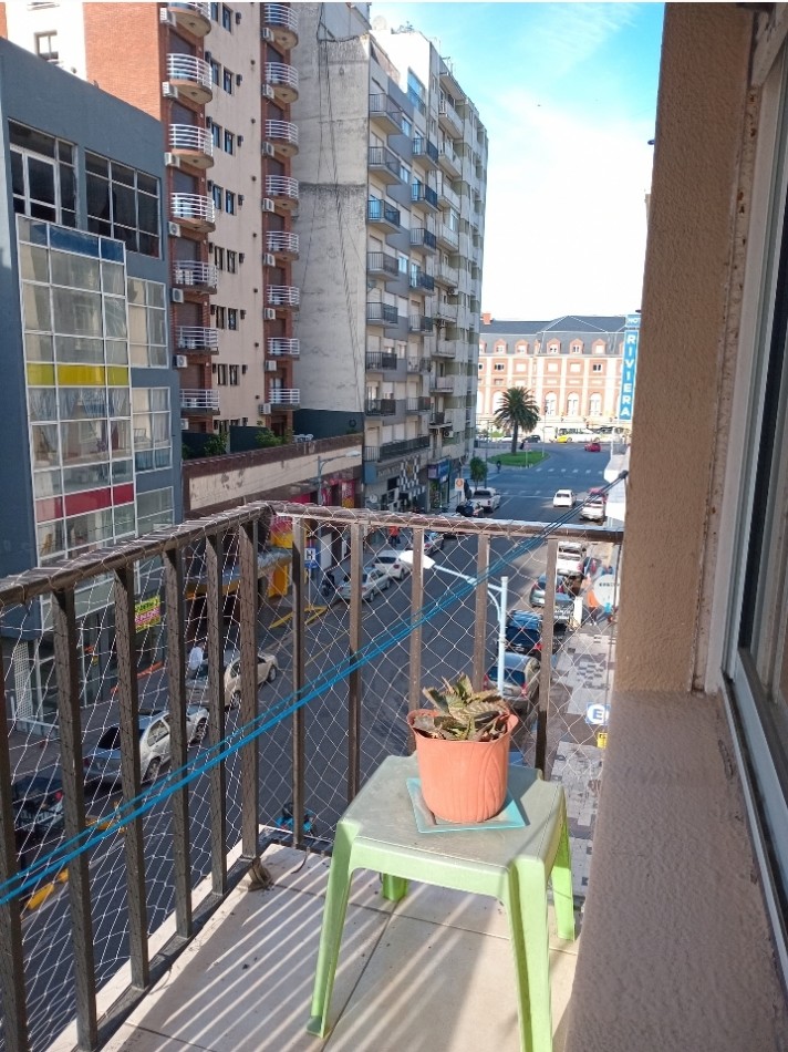 Departamento 3 ambientes a la calle con balcon corrido.