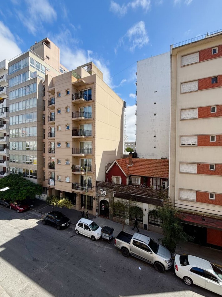 DEPARTAMENTO DE 2 AMBIENTES CON BALCON A LA CALLE EN ZONA ALDREY