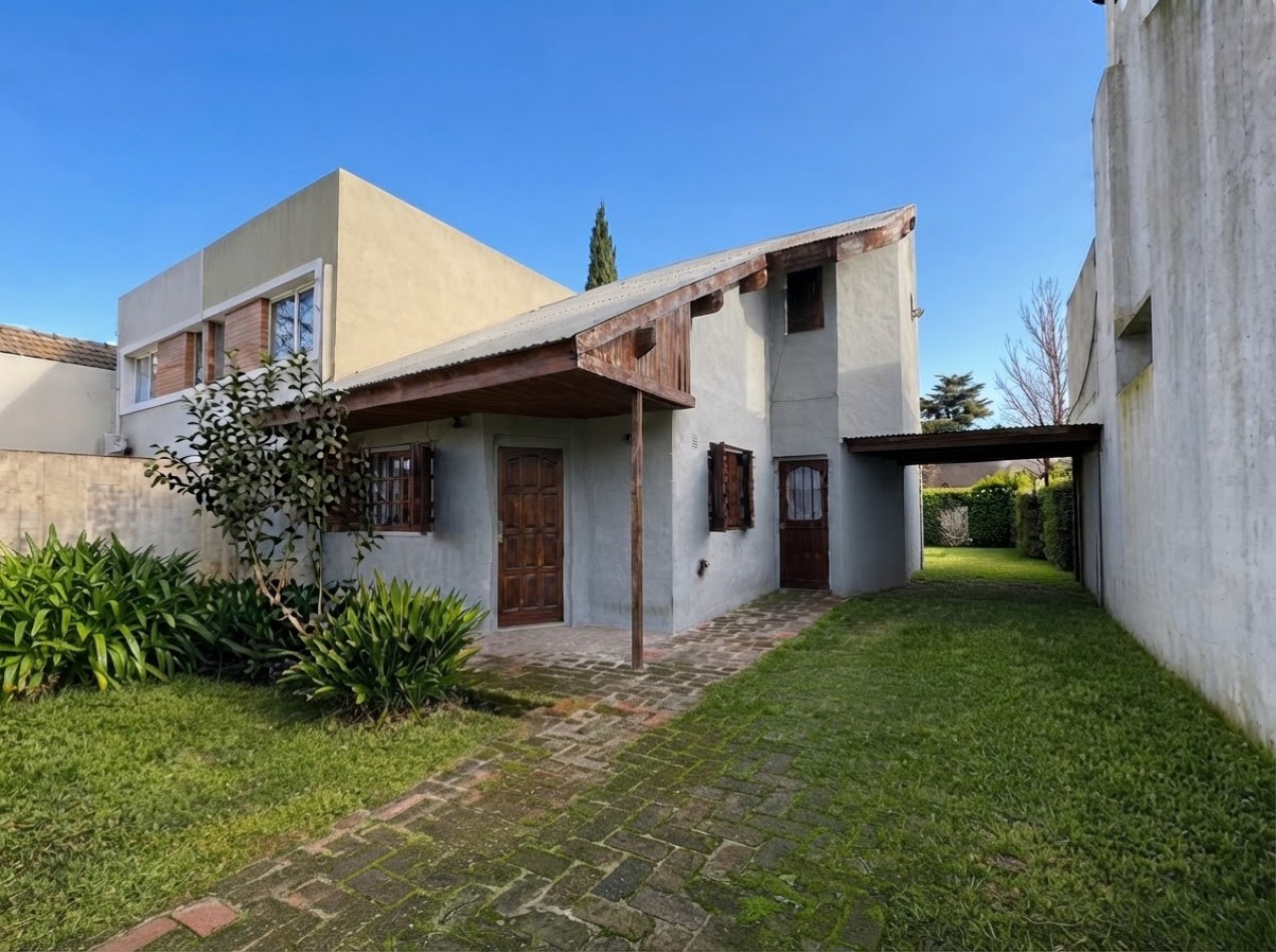 Chalet 4 Ambientes en 2 Plantas con Amplio Parque y Cochera Semicubierta