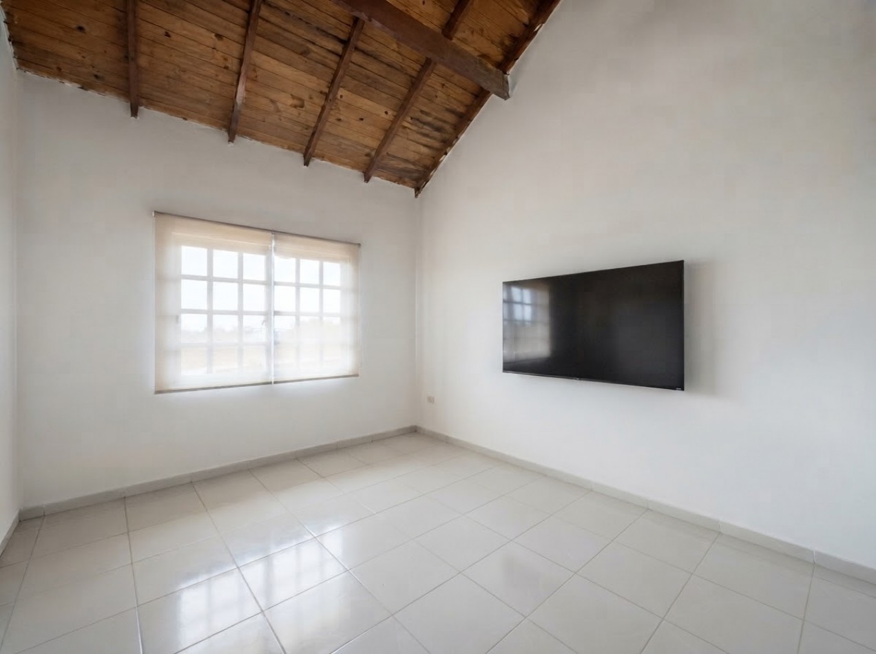 Chalet 4 Ambientes en 2 Plantas con Amplio Parque y Cochera Semicubierta