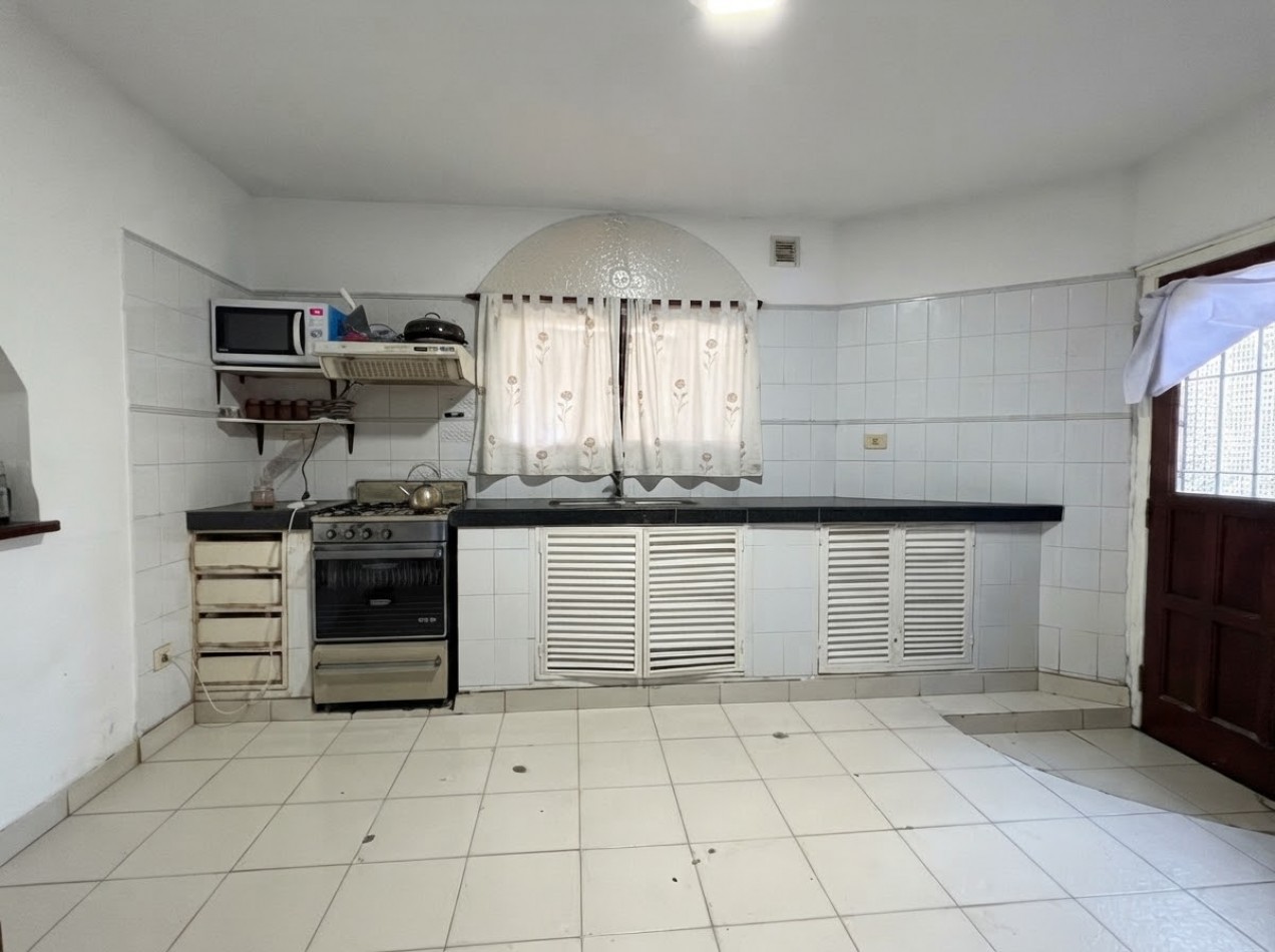 Chalet 4 Ambientes en 2 Plantas con Amplio Parque y Cochera Semicubierta