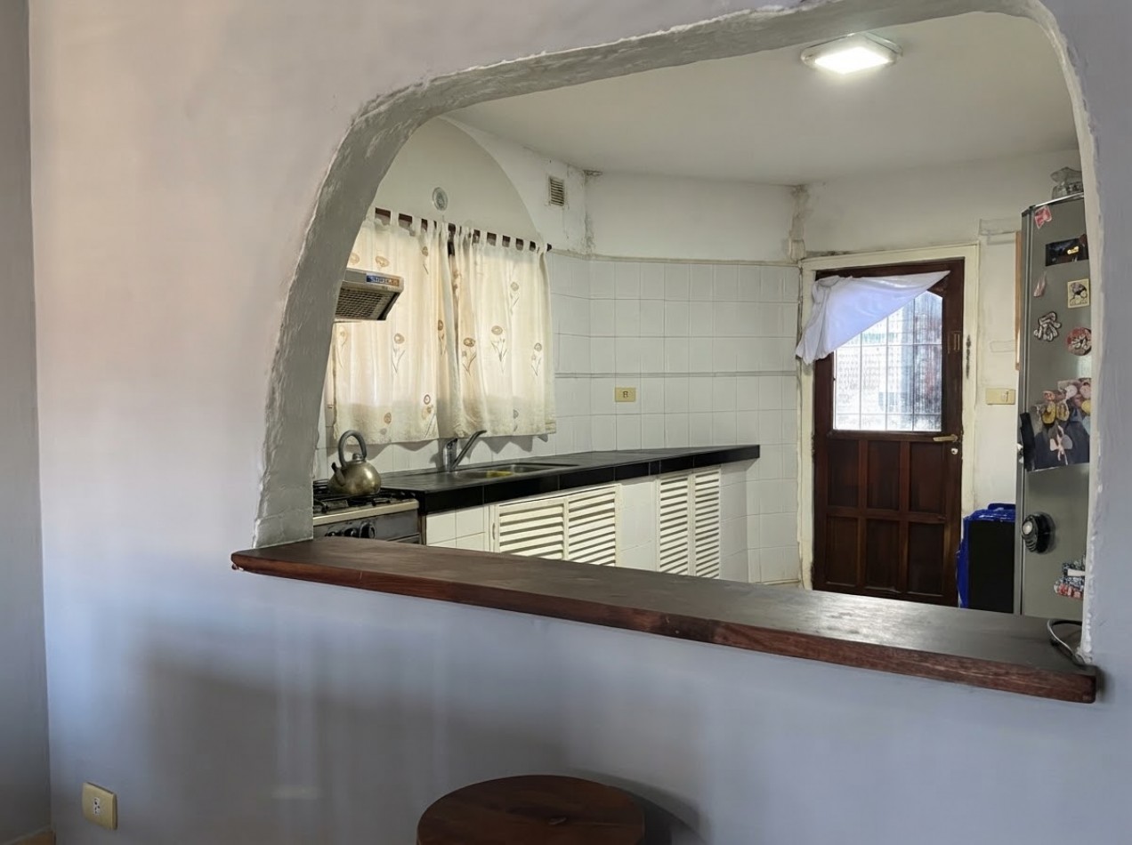 Chalet 4 Ambientes en 2 Plantas con Amplio Parque y Cochera Semicubierta
