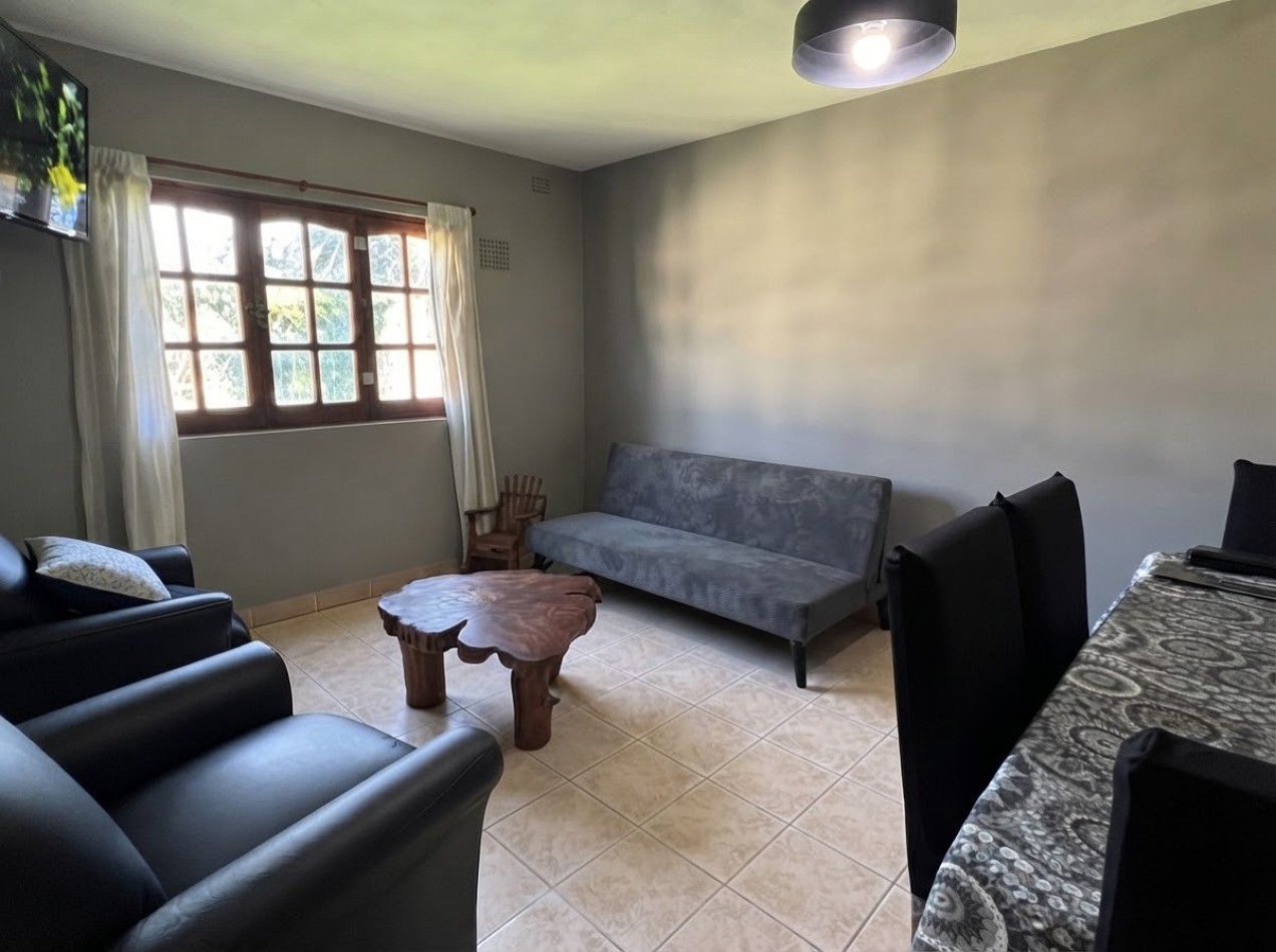 Chalet 4 Ambientes en 2 Plantas con Amplio Parque y Cochera Semicubierta