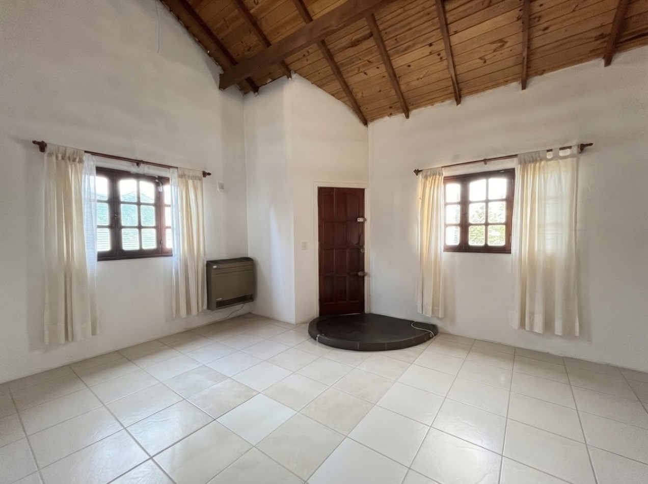 Chalet 4 Ambientes en 2 Plantas con Amplio Parque y Cochera Semicubierta