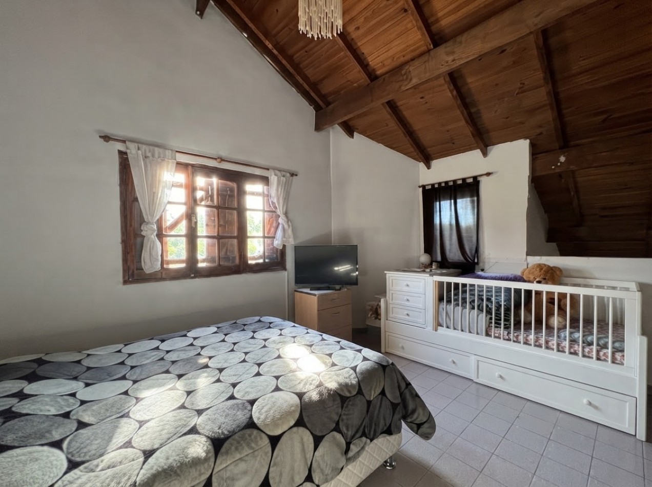 Chalet 4 Ambientes en 2 Plantas con Amplio Parque y Cochera Semicubierta