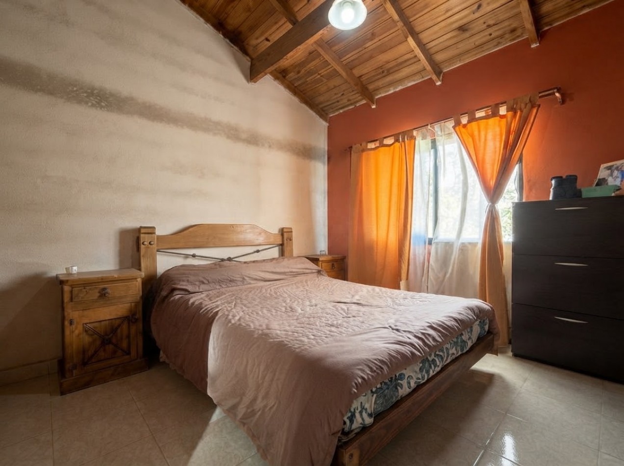 Chalet 4 Ambientes en 2 Plantas con Amplio Parque y Cochera Semicubierta