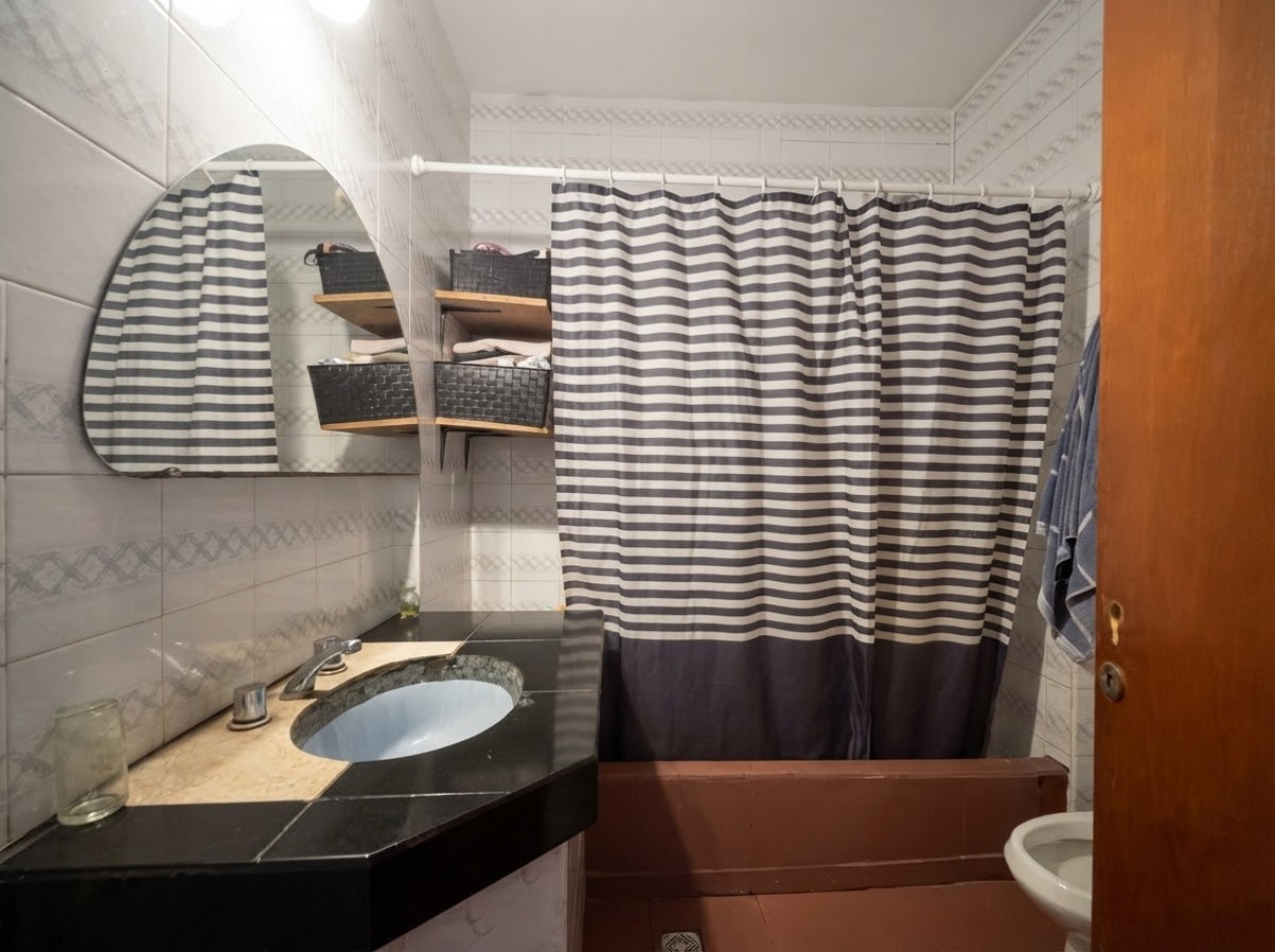 Chalet 4 Ambientes en 2 Plantas con Amplio Parque y Cochera Semicubierta
