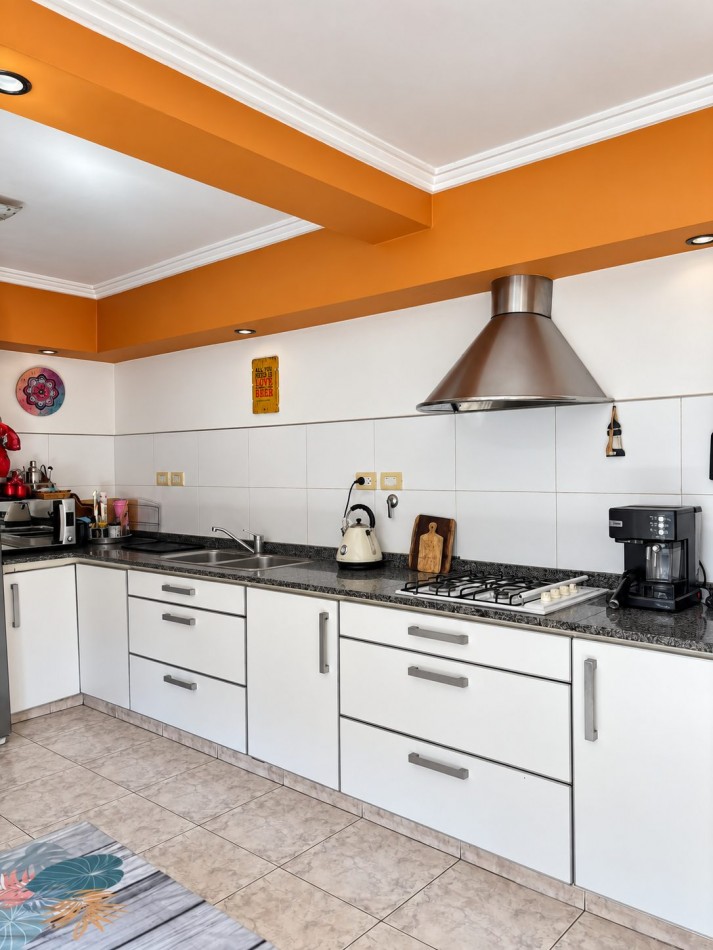 Chalet 5 Ambientes a 100 Metros del Mar - 4 Dormitorios - Garage para 2 Autos