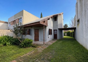 Chalet 4 Ambientes en 2 Plantas con Amplio Parque y Cochera Semicubierta