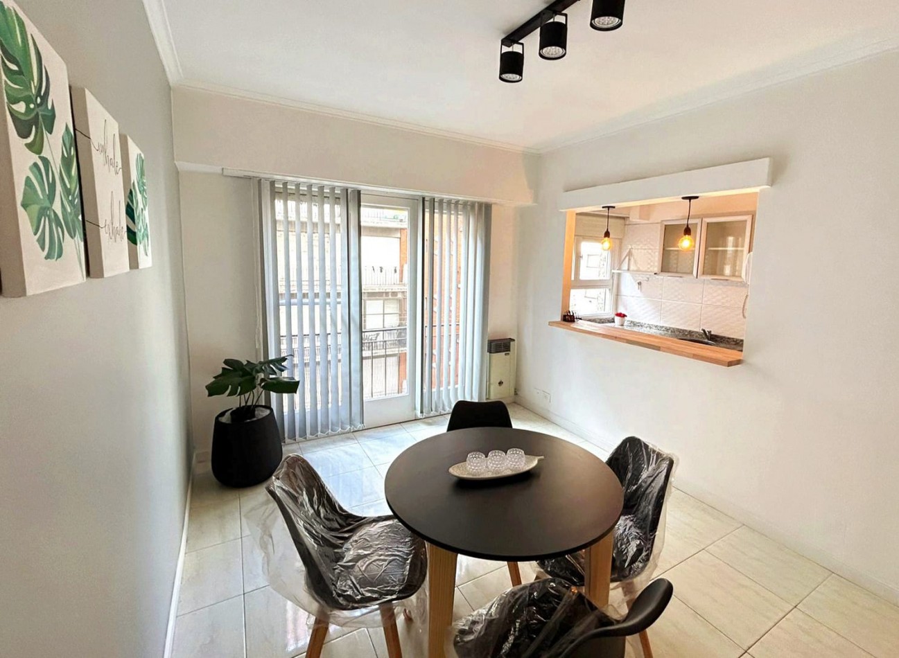 DEPARTAMENTO 2 AMBIENTES AL FRENTE CON BALCON FRANCES EN EL CENTRO