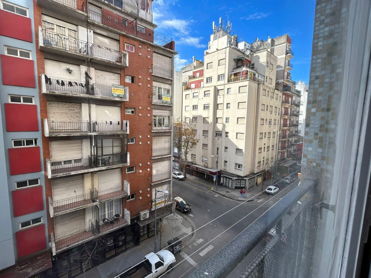DEPARTAMENTO 2 AMBIENTES AL FRENTE CON BALCON FRANCES EN EL CENTRO