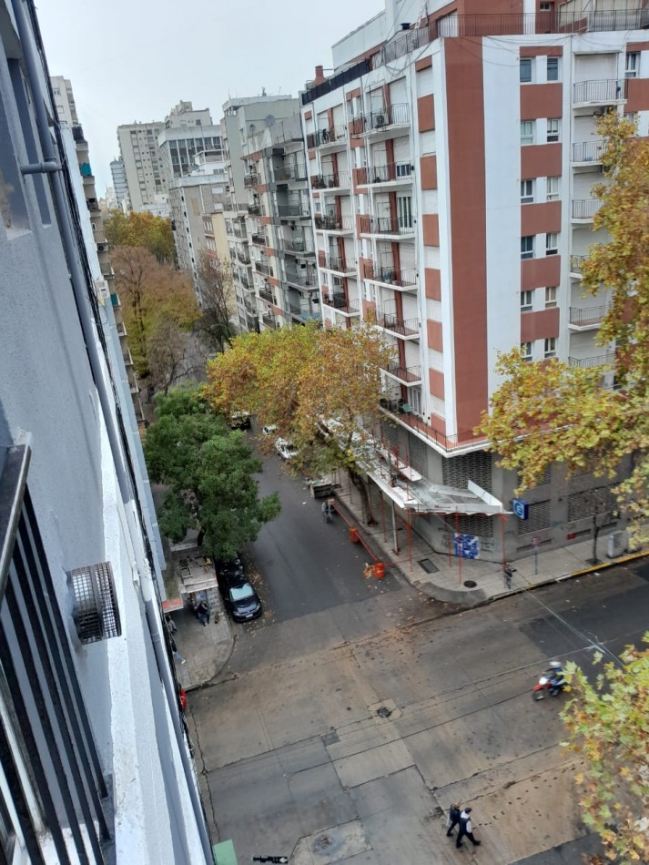 DEPARTAMENTO 1 AMBIENTE A LA CALLE CON BALCON FRANCES EN PLAZA COLON