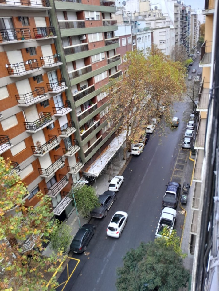 DEPARTAMENTO 1 AMBIENTE A LA CALLE CON BALCON FRANCES EN PLAZA COLON