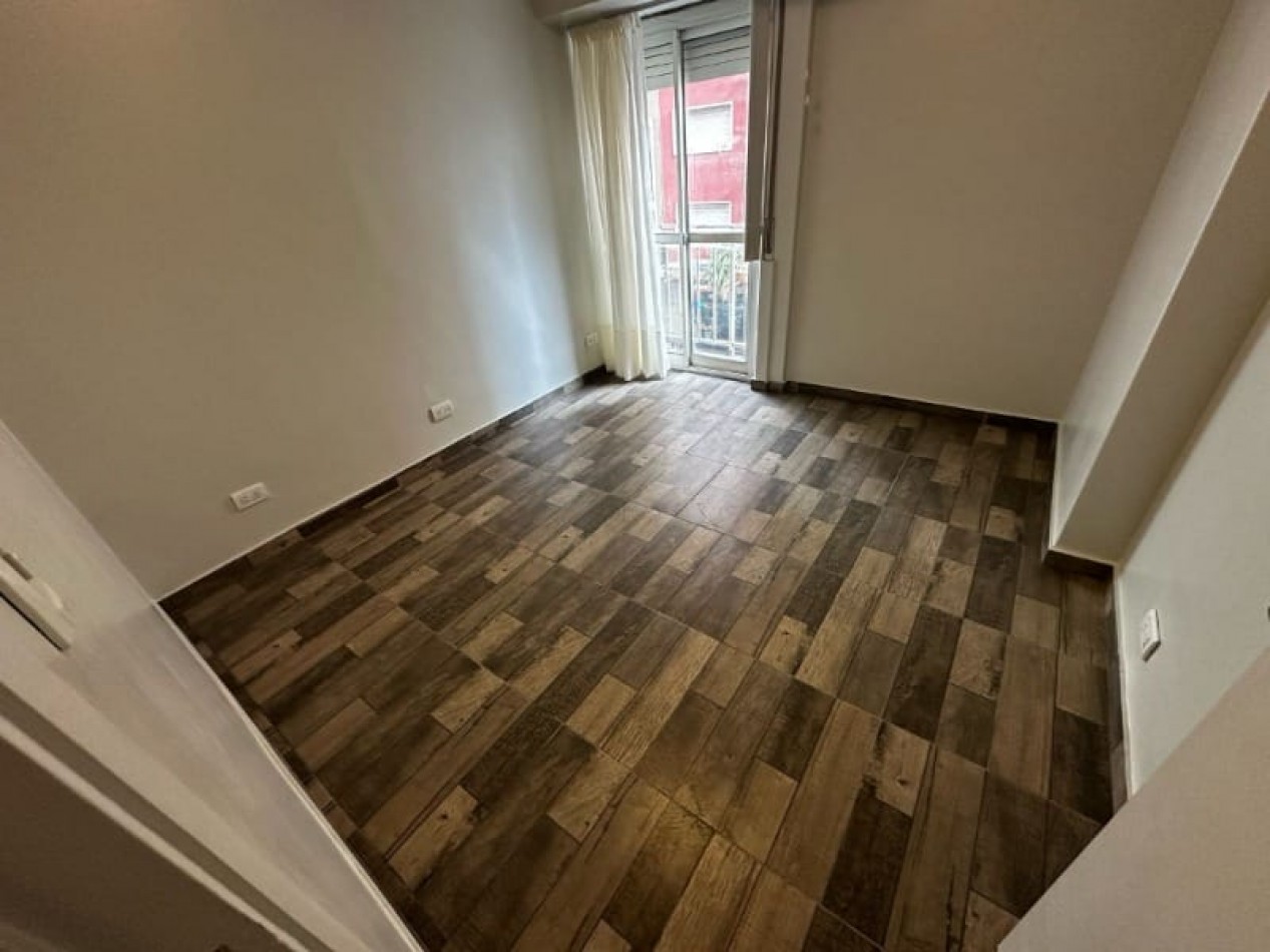 DEPARTAMENTO 2 AMB CON BALCON SALIENTE A LA CALLE, A 250 MTS. DE LA PLAYA. APTO CREDITO
