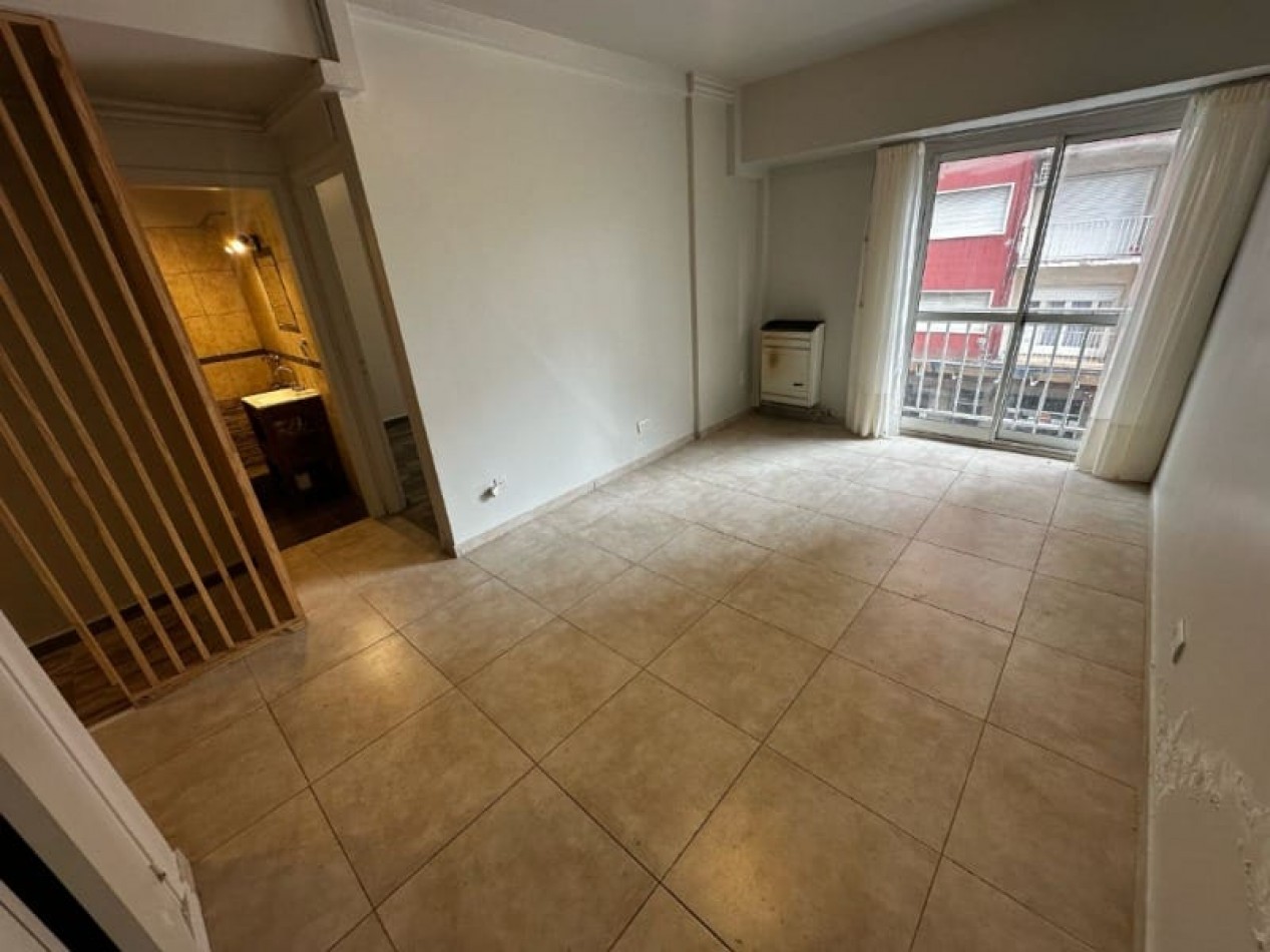 DEPARTAMENTO 2 AMB CON BALCON SALIENTE A LA CALLE, A 250 MTS. DE LA PLAYA. APTO CREDITO