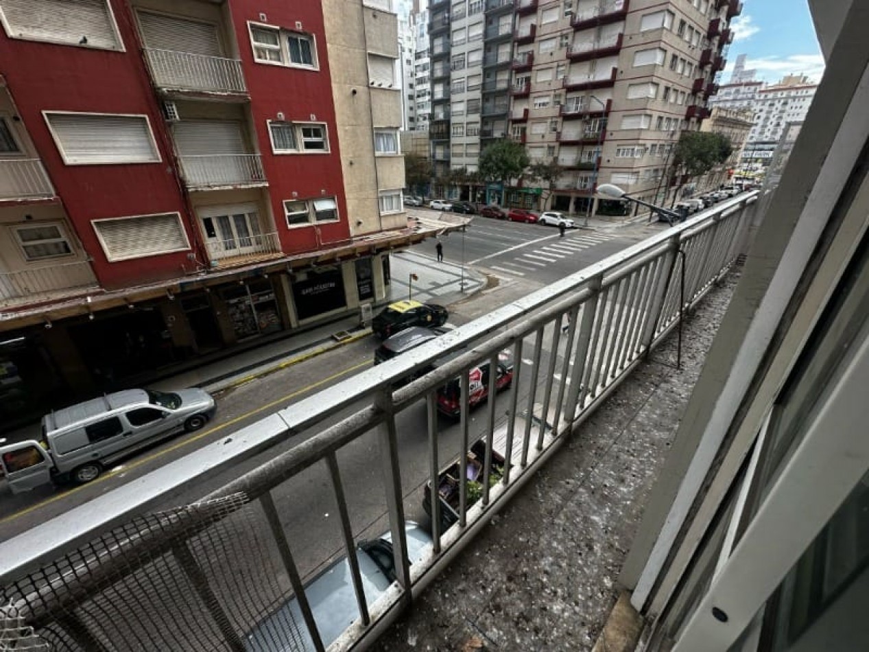 DEPARTAMENTO 2 AMB CON BALCON SALIENTE A LA CALLE, A 250 MTS. DE LA PLAYA. APTO CREDITO