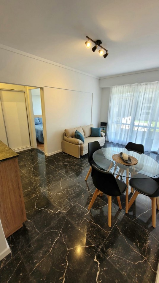 DEPARTAMENTO 2 AMBIENTES CON BALCON A LA CALLE EN PUNTA IGLESIA