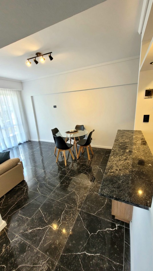 DEPARTAMENTO 2 AMBIENTES CON BALCON A LA CALLE EN PUNTA IGLESIA