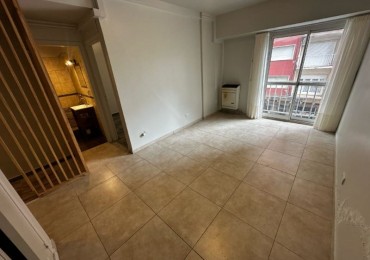DEPARTAMENTO 2 AMB CON BALCON SALIENTE A LA CALLE, A 250 MTS. DE LA PLAYA. APTO CREDITO