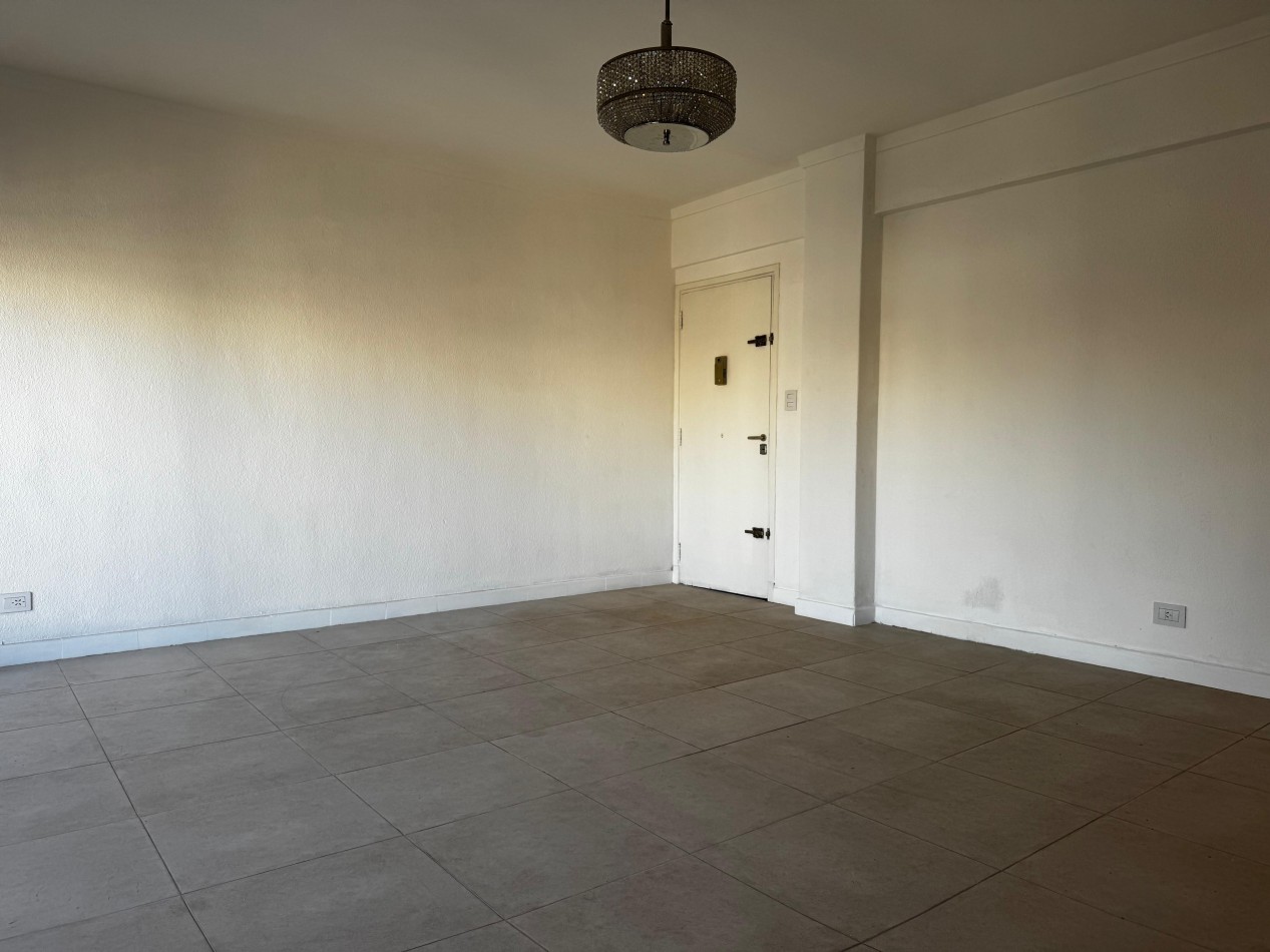 3 AMBIENTES CON BALCON AL FRENTE EN ZONA LA PERLA