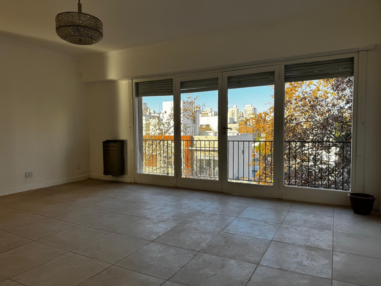 3 AMBIENTES CON BALCON AL FRENTE EN ZONA LA PERLA