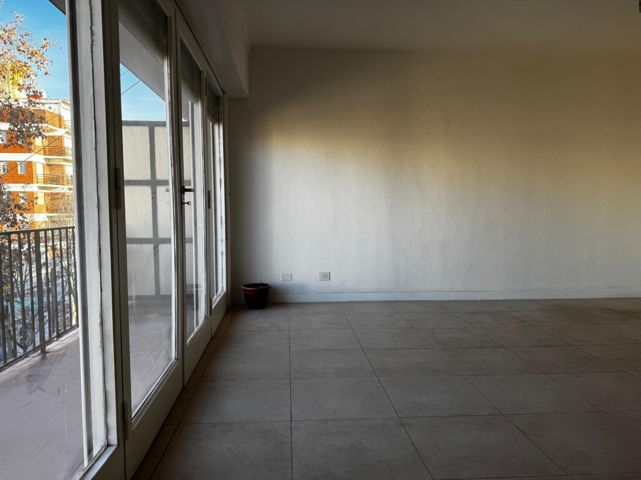 3 AMBIENTES CON BALCON AL FRENTE EN ZONA LA PERLA