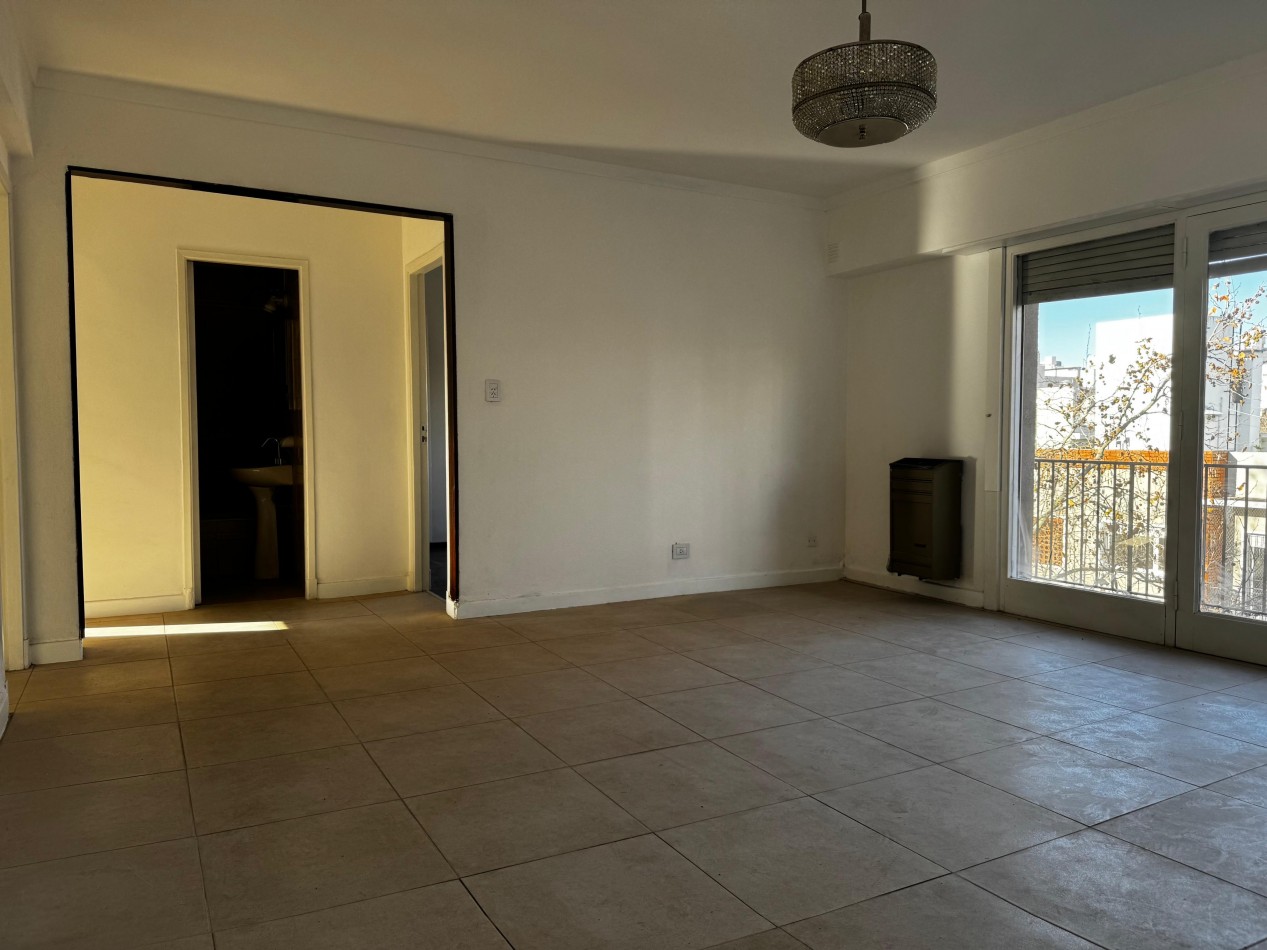 3 AMBIENTES CON BALCON AL FRENTE EN ZONA LA PERLA