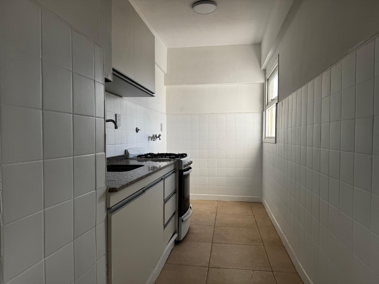 3 AMBIENTES CON BALCON AL FRENTE EN ZONA LA PERLA