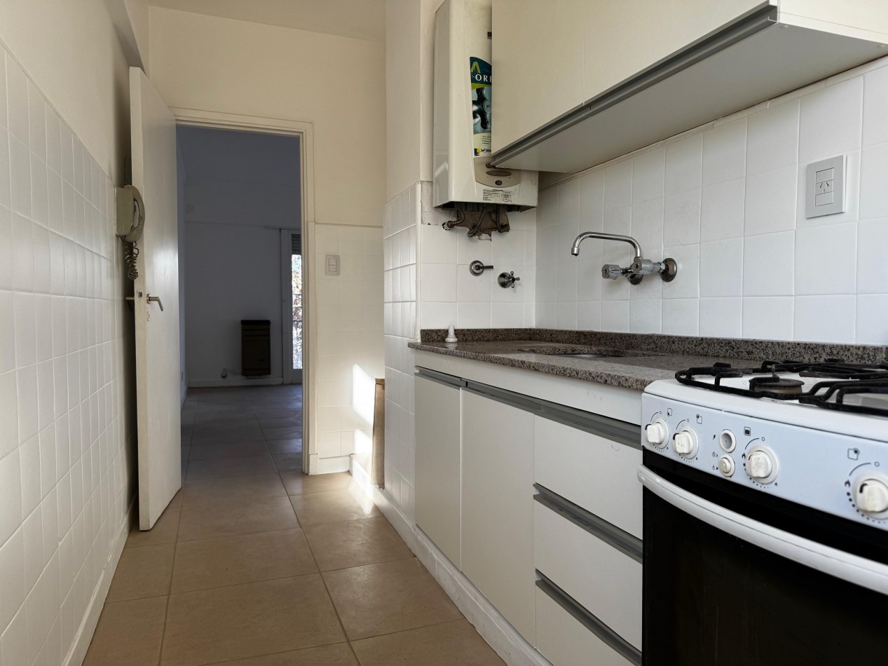 3 AMBIENTES CON BALCON AL FRENTE EN ZONA LA PERLA