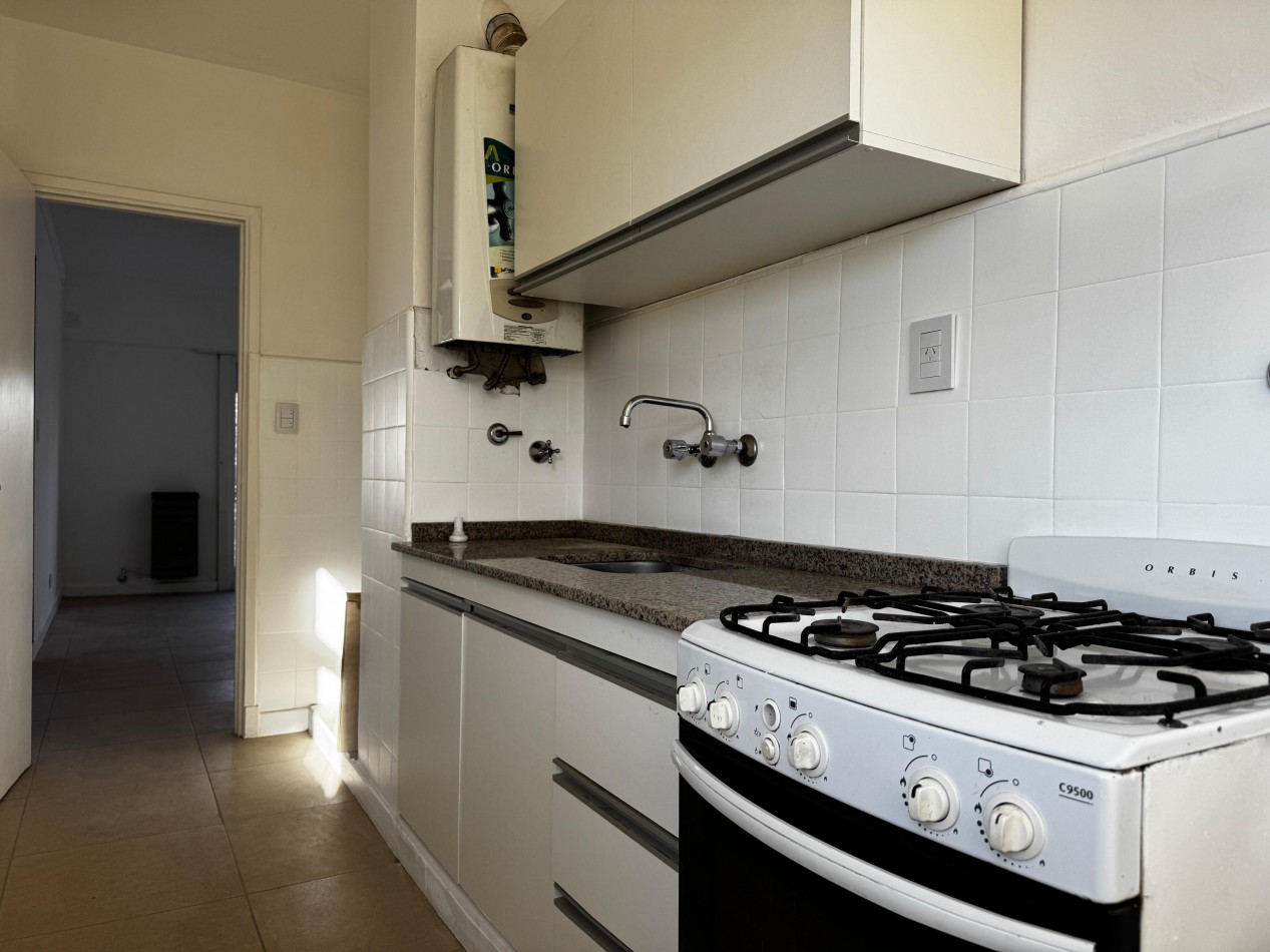 3 AMBIENTES CON BALCON AL FRENTE EN ZONA LA PERLA