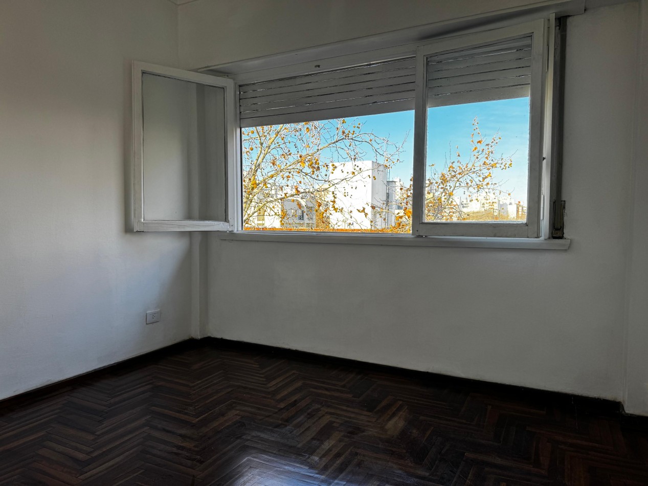 3 AMBIENTES CON BALCON AL FRENTE EN ZONA LA PERLA