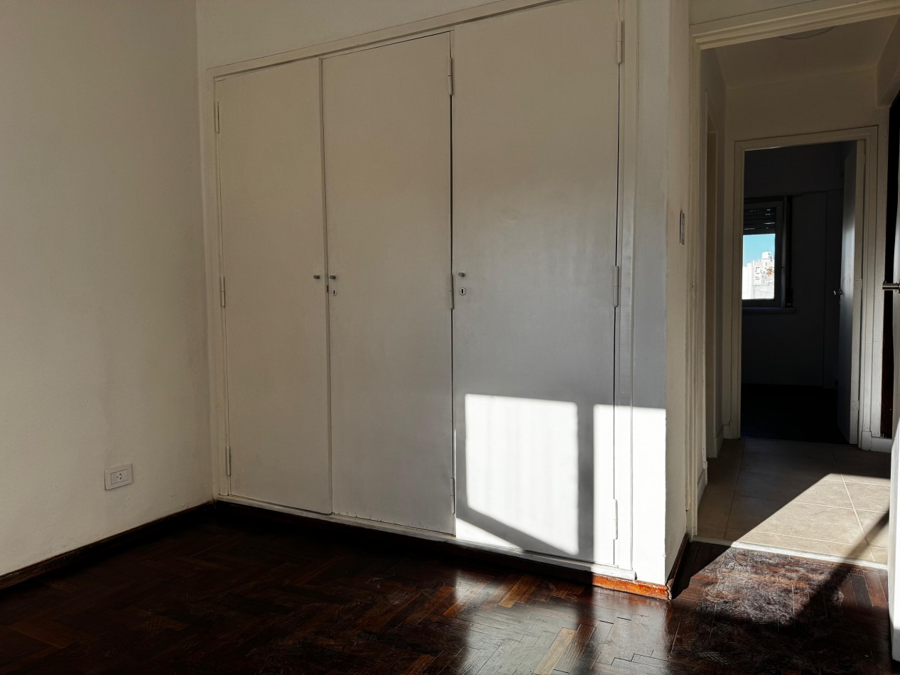 3 AMBIENTES CON BALCON AL FRENTE EN ZONA LA PERLA