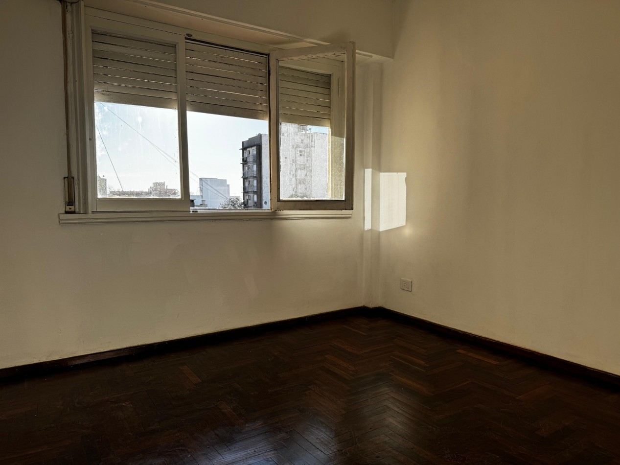 3 AMBIENTES CON BALCON AL FRENTE EN ZONA LA PERLA