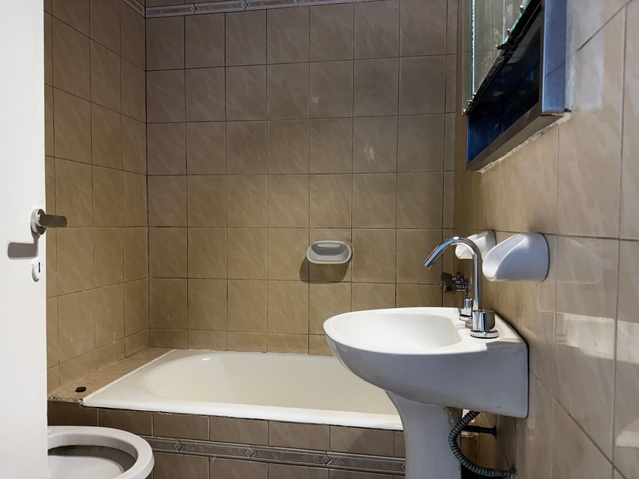 3 AMBIENTES CON BALCON AL FRENTE EN ZONA LA PERLA