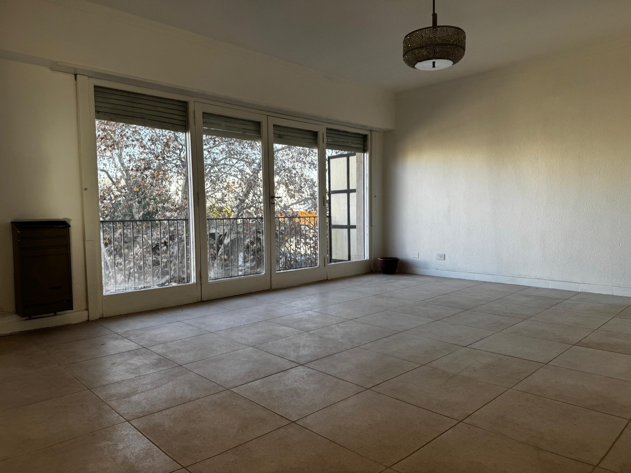 3 AMBIENTES CON BALCON AL FRENTE EN ZONA LA PERLA
