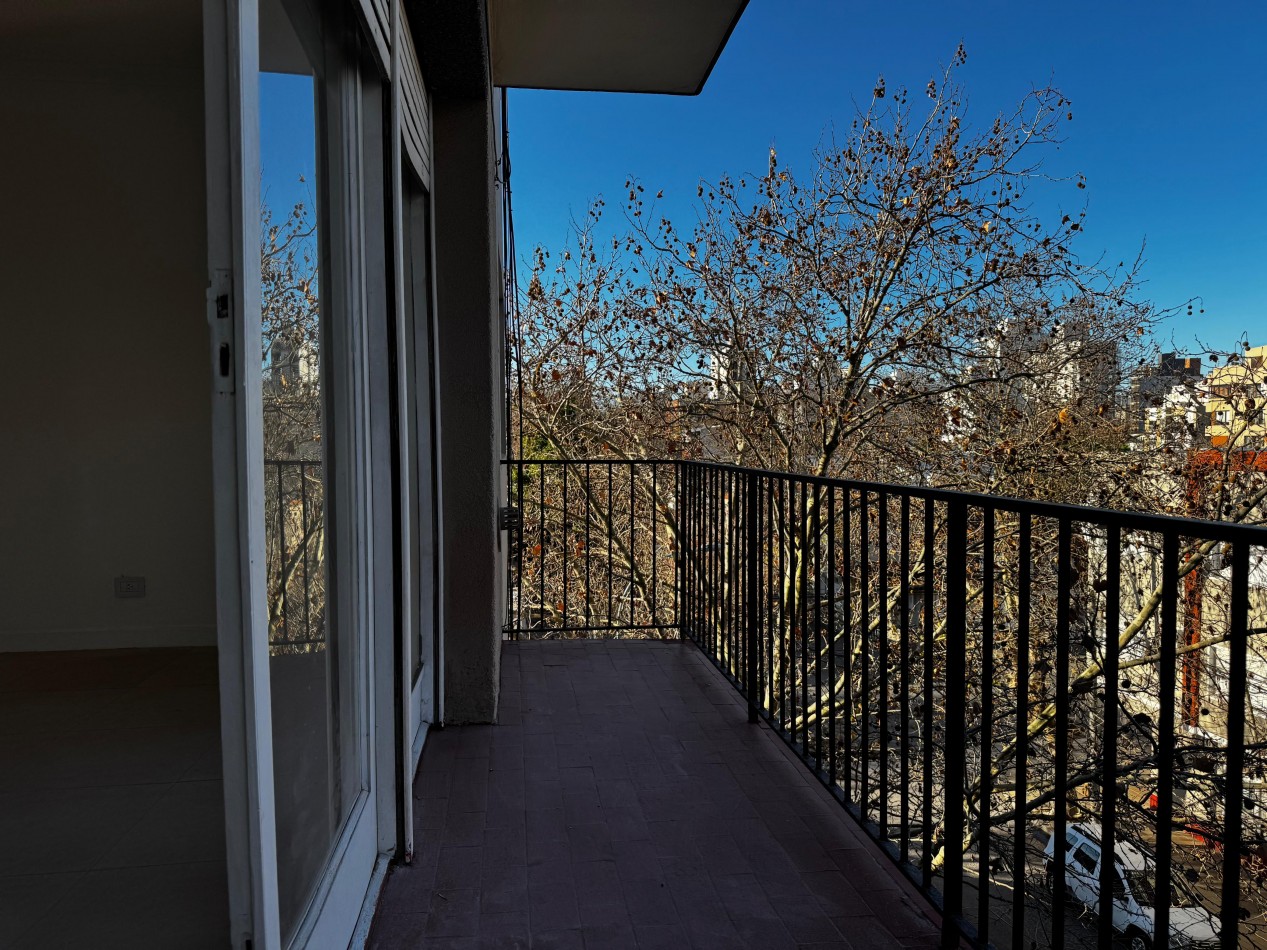 3 AMBIENTES CON BALCON AL FRENTE EN ZONA LA PERLA