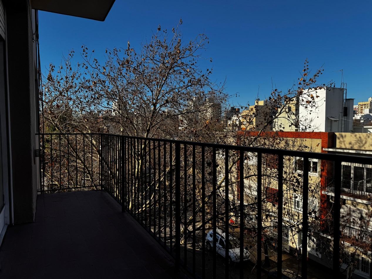 3 AMBIENTES CON BALCON AL FRENTE EN ZONA LA PERLA