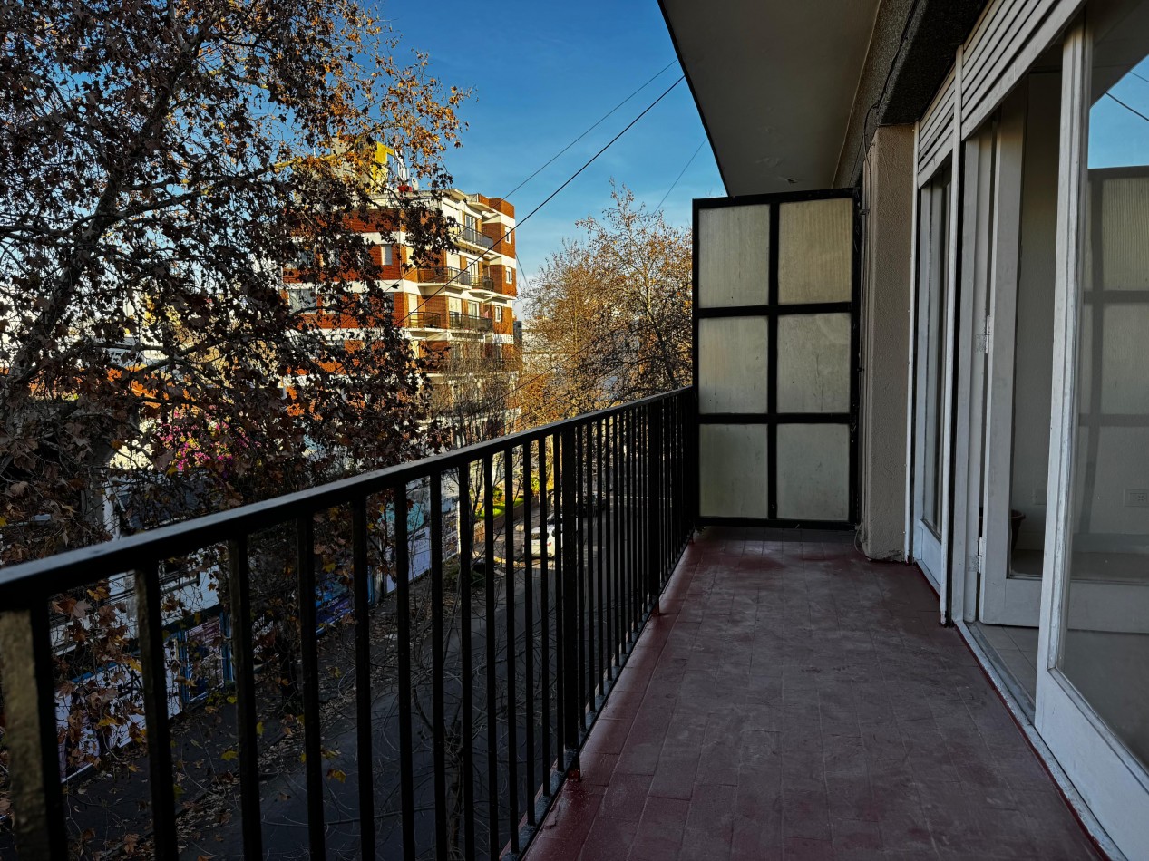 3 AMBIENTES CON BALCON AL FRENTE EN ZONA LA PERLA