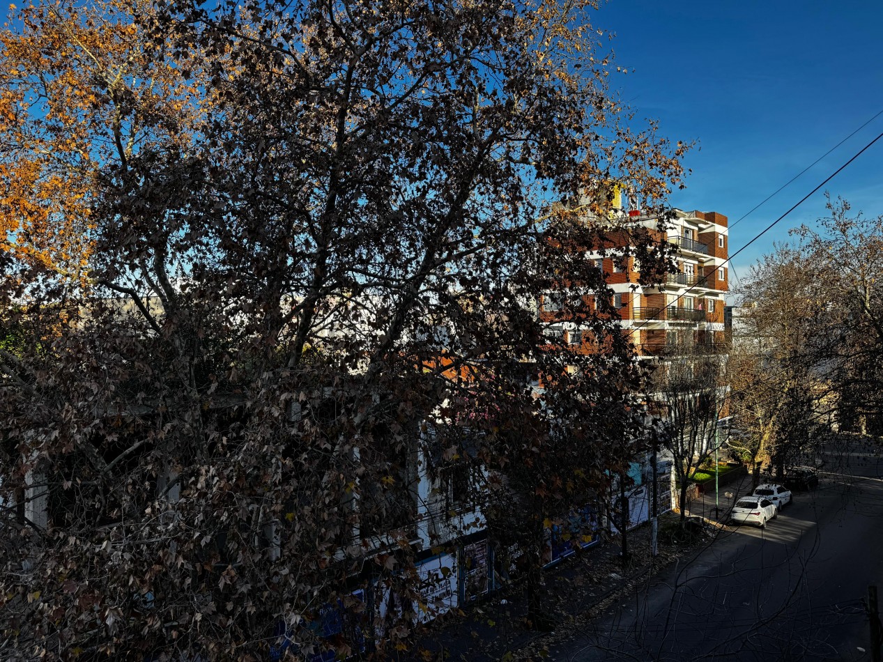 3 AMBIENTES CON BALCON AL FRENTE EN ZONA LA PERLA
