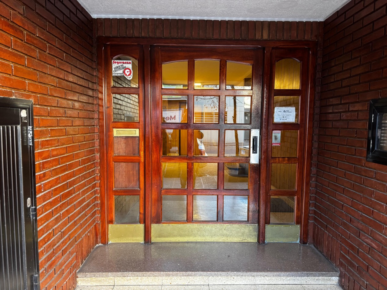 3 AMBIENTES CON BALCON AL FRENTE EN ZONA LA PERLA