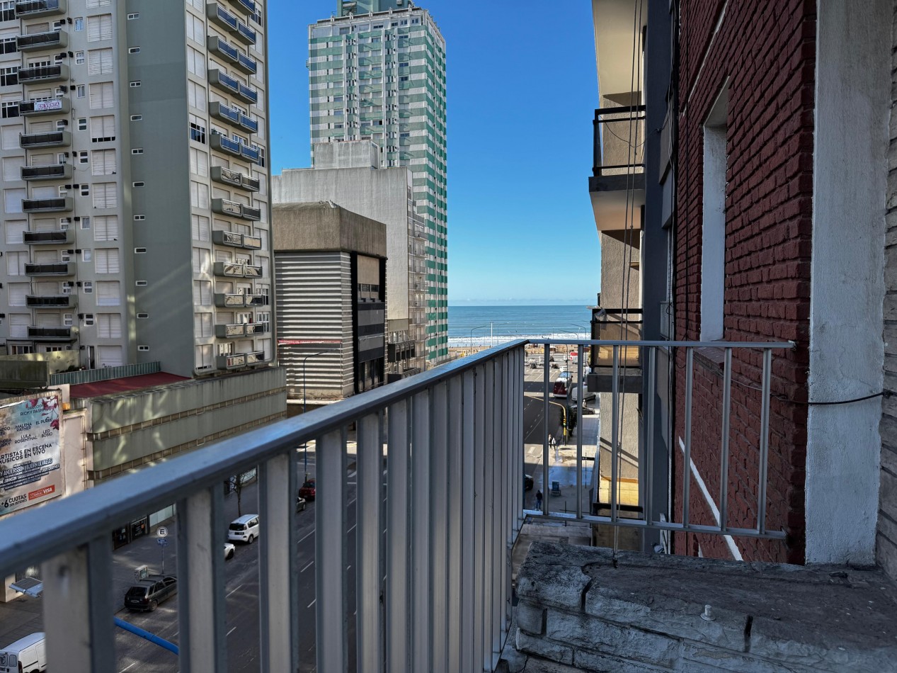 3 AMBIENTES CON BALCON AL FRENTE Y VISTA PARCIAL AL MAR EN EXCELENTE UBICACION