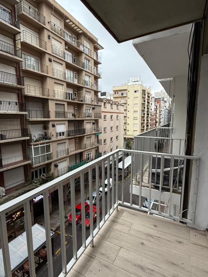 Departamento de 3 Ambientes con Cochera y Balcon a la Calle. Centro. Mar del Plata.